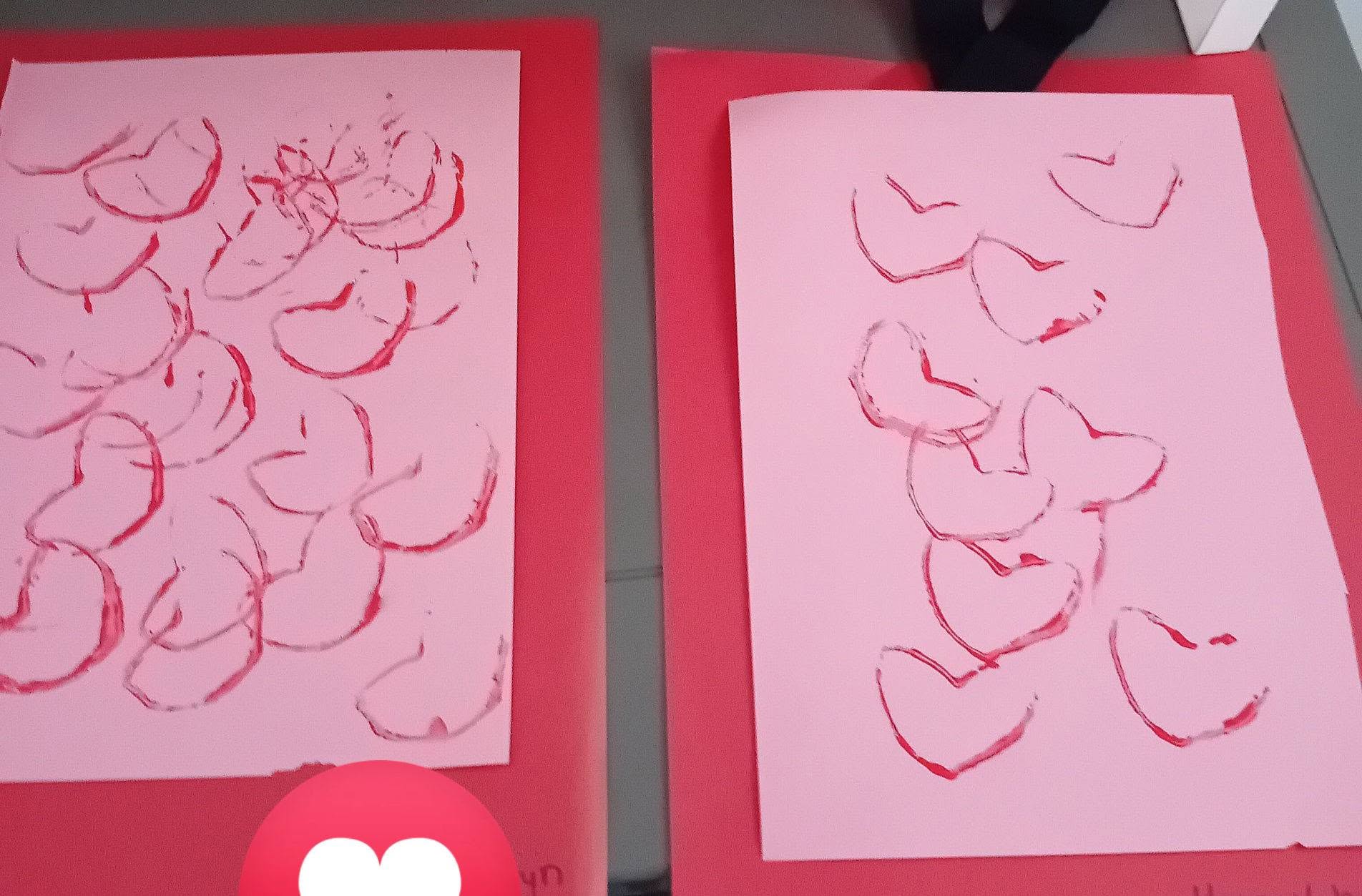 Twee knutselwerkjes met gestempelde rode hartjes