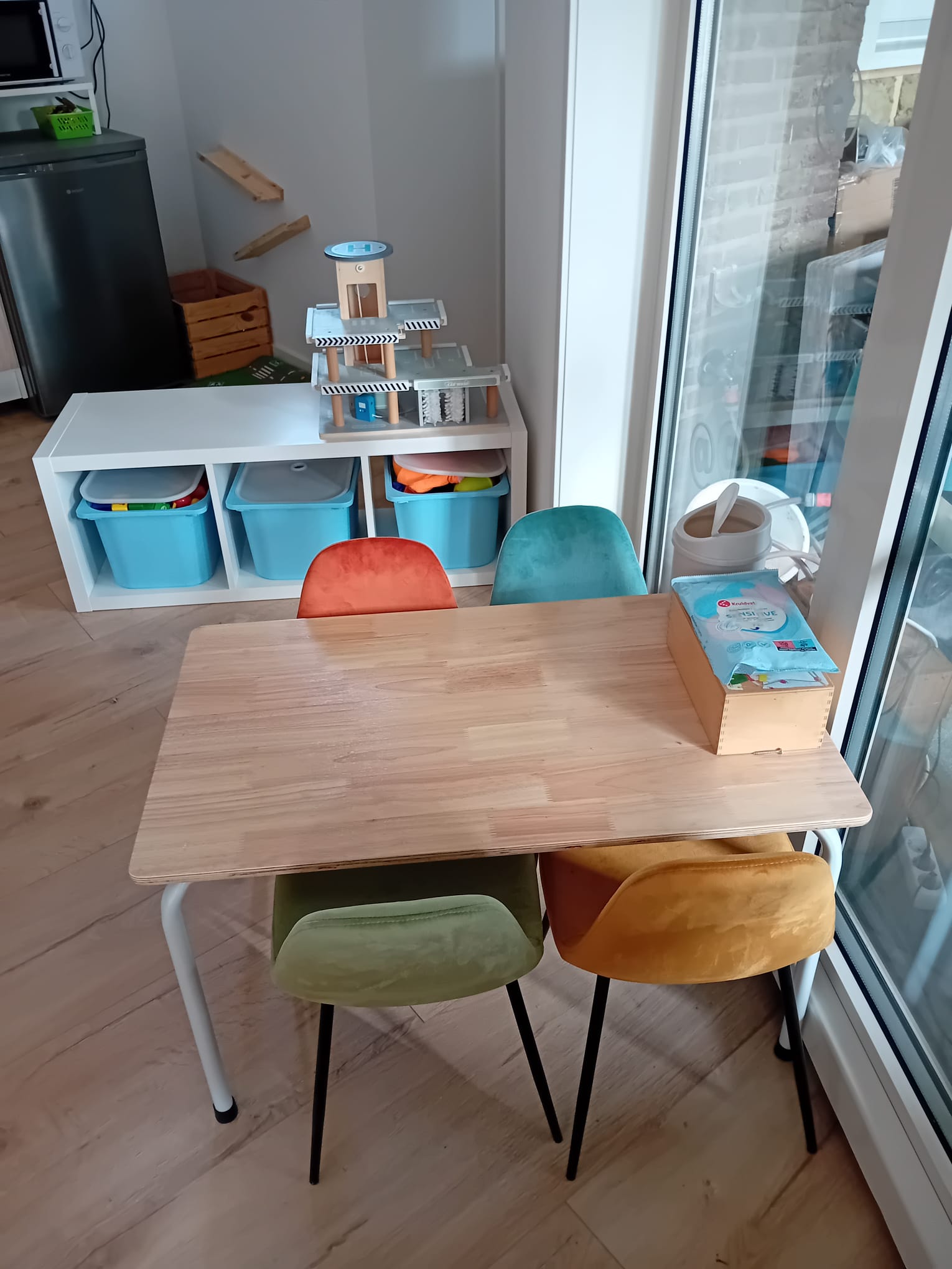 Kindertafel met kleurrijke stoelen bij het raam