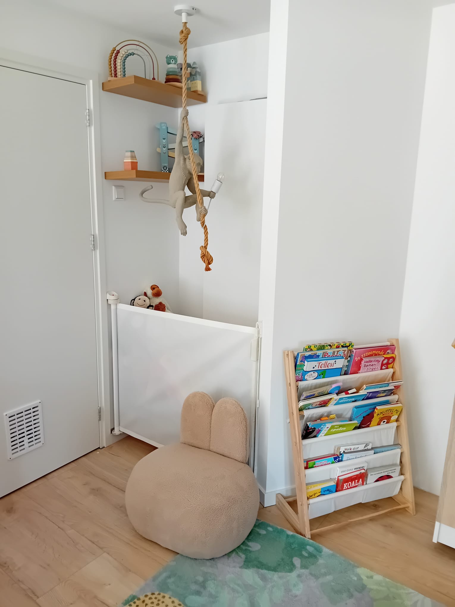 Leeshoek met boekenrek en knuffelstoel
